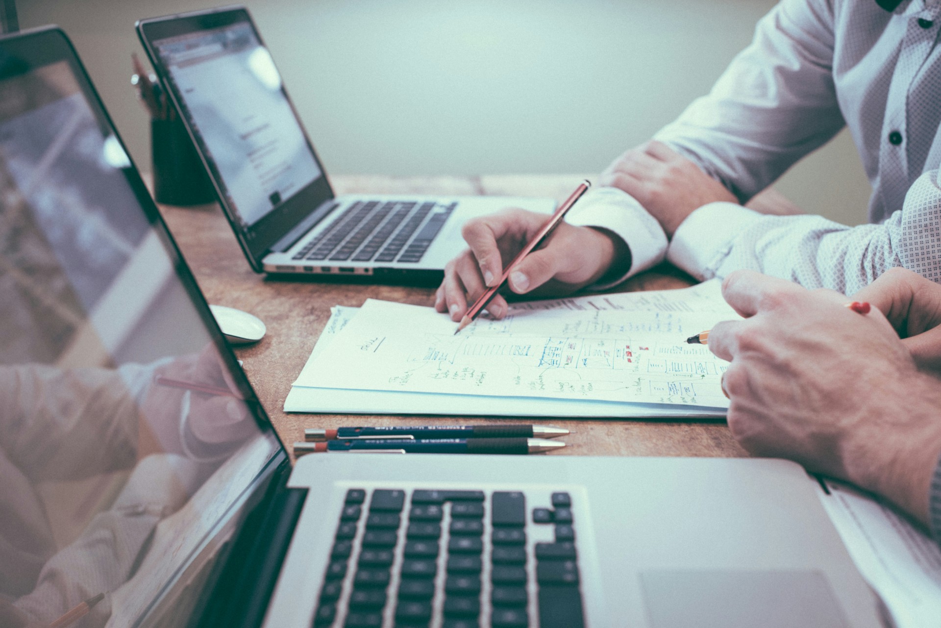 Numa altura em que os mercados parecem estar lá em baixo, a confiança é o melhor investimento. Na Golden SGF pode tê-la porque, para além dos 36 anos de experiência, dos PPR com maior rentabilidade nos últimos 12 meses (*), os dois primeiros são os nossos PPR Golden SGF Poupança Ativa e PPR Golden SGF Poupança Dinâmica. Por isso, não olhe para baixo e atire-se a uma boa poupança com a Golden SGF, porque de Poupança Sabemos nós.